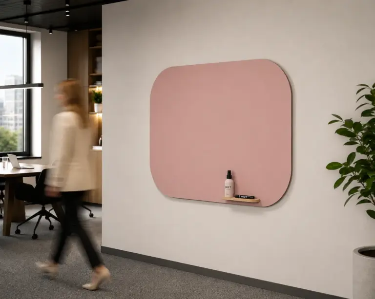 Whiteboard met houten accessoirehouder